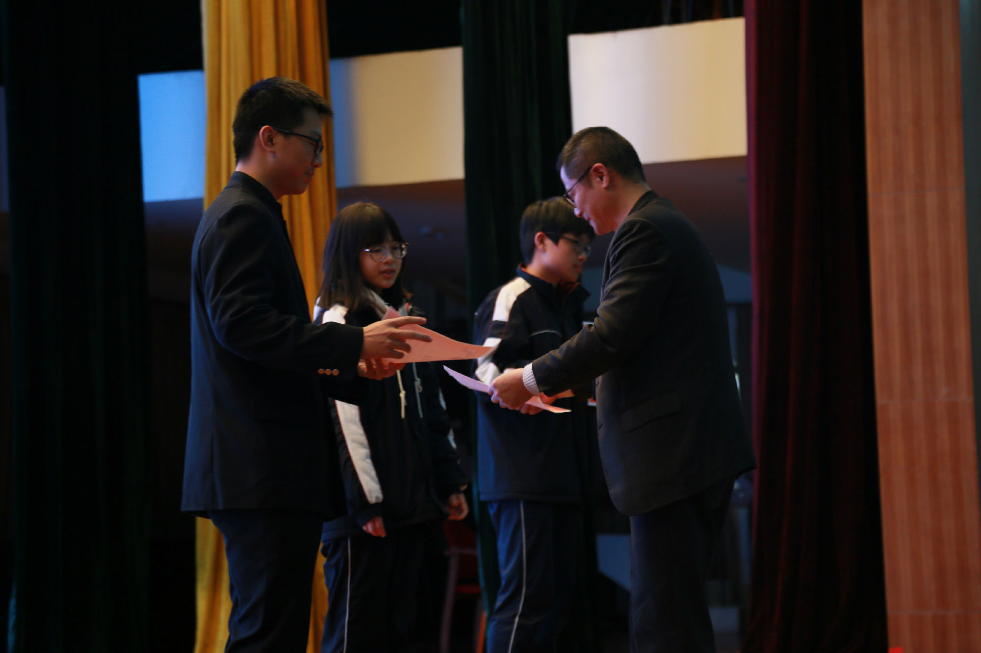 4张永华老师宣布获奖并颁奖 (2).JPG